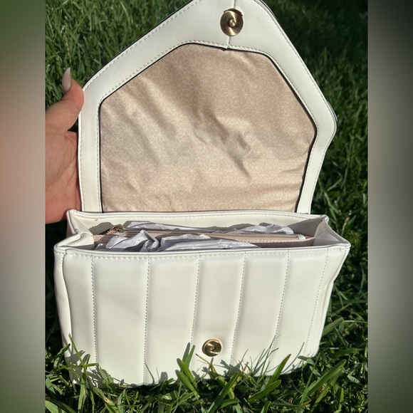 Time and Tru NWT Large White w/gold hardware Handbag - Picture 3 of 5